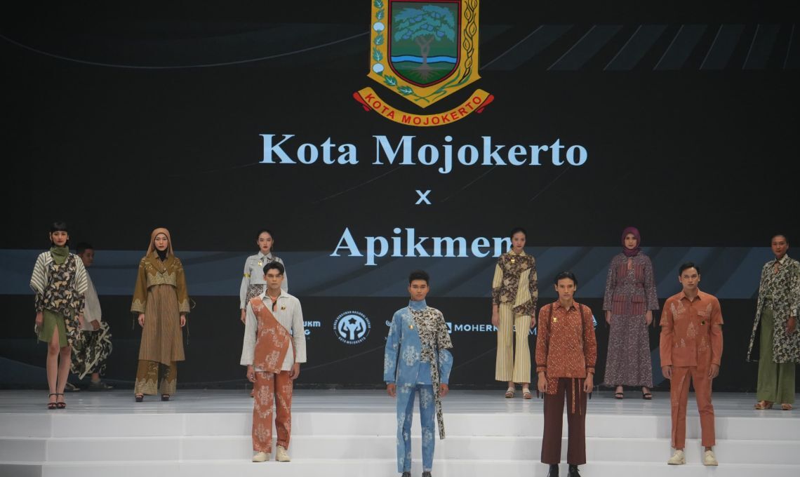 Batik Kota Mojokerto Tampil Di Indonesia Fashion Week 2024