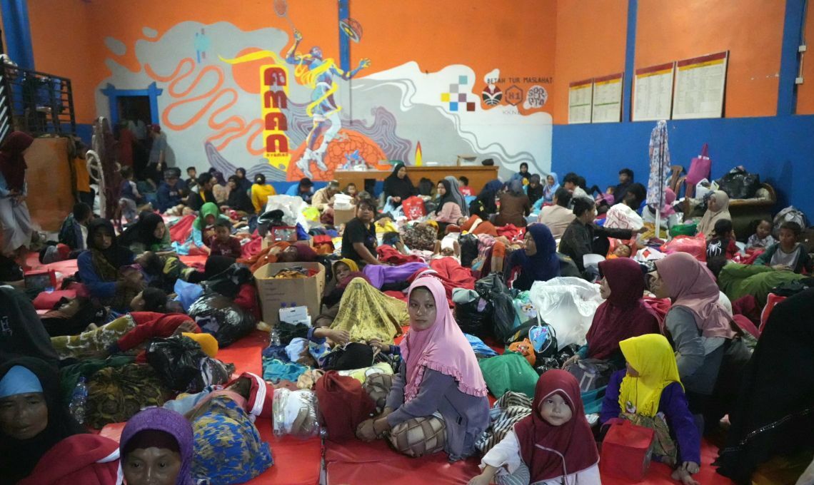 Mensos Risma Tinjau Korban Banjir Dan Longsor Di Bandung Barat