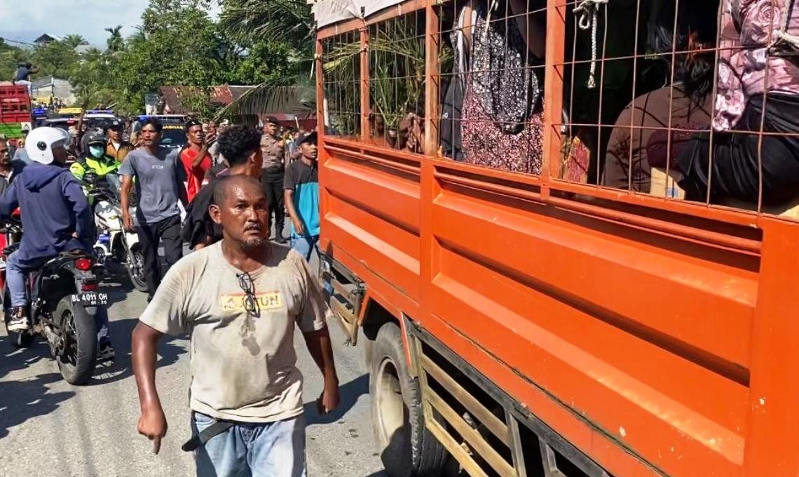 Ratusan Warga Aceh Barat Tolak Kedatangan 69 Warga Etnis Rohingya